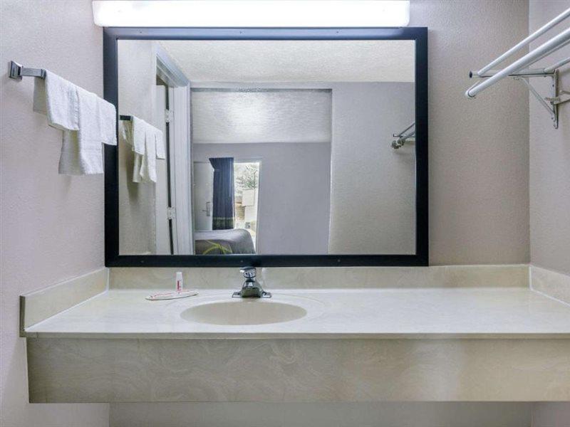 במוטל Super 8 By Wyndham לוקוסט גרוב מראה חיצוני תמונה