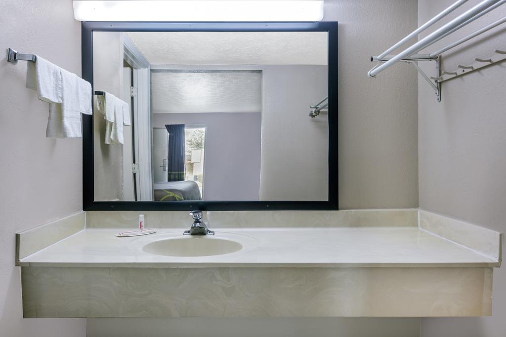 במוטל Super 8 By Wyndham לוקוסט גרוב מראה חיצוני תמונה
