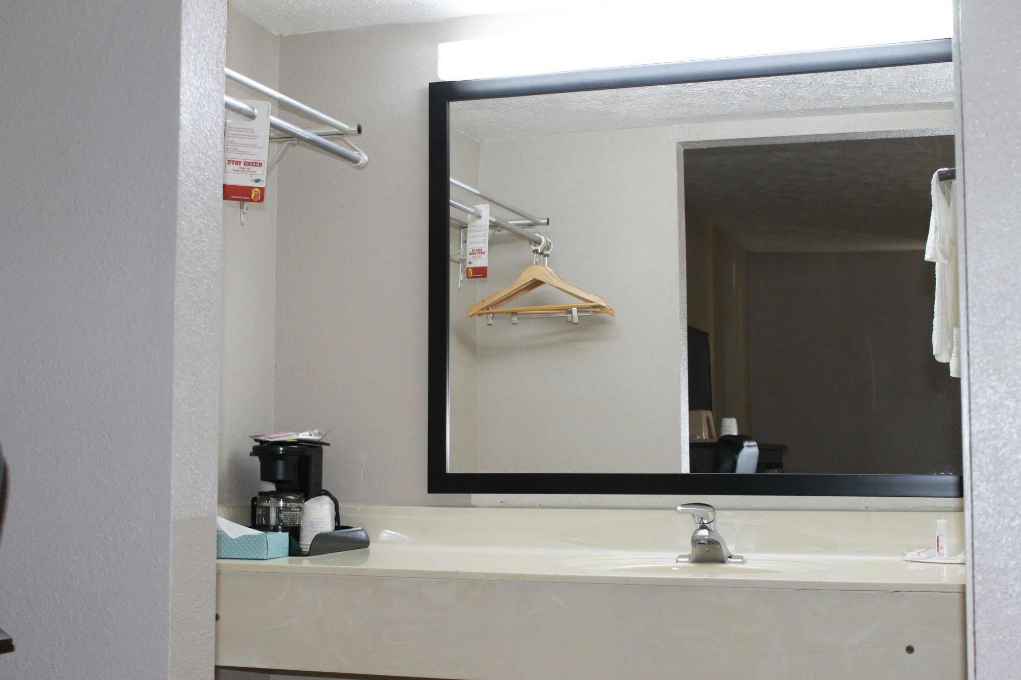 במוטל Super 8 By Wyndham לוקוסט גרוב מראה חיצוני תמונה